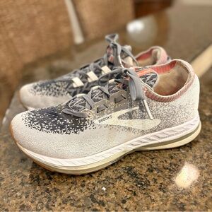 Brooks Bedlam Gray/White Running Shoes with gold trim women’s size 7. Like New!